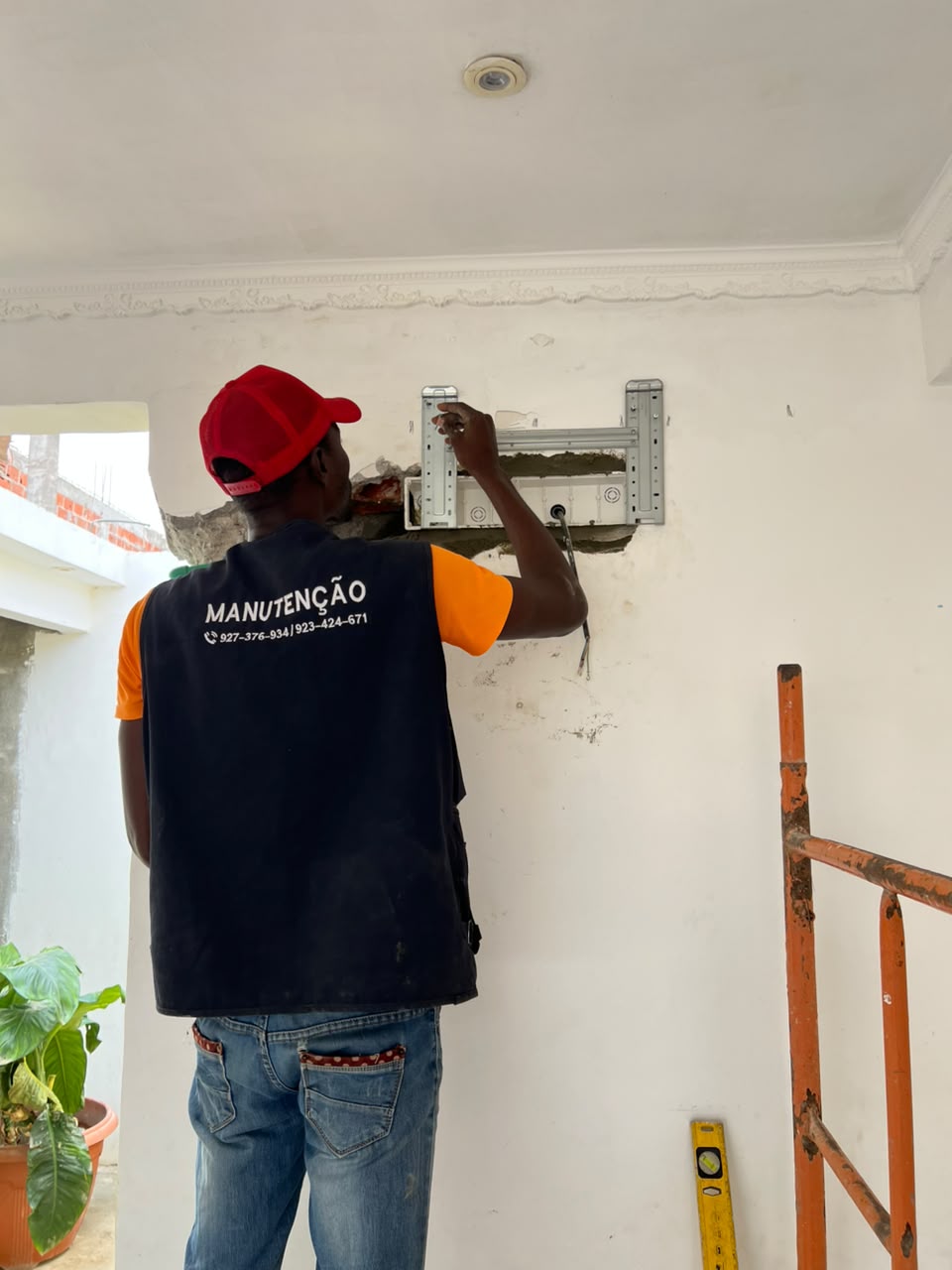 Equipa da TEOSERVICE PRÓ fardada num corredor de escritório em Luanda